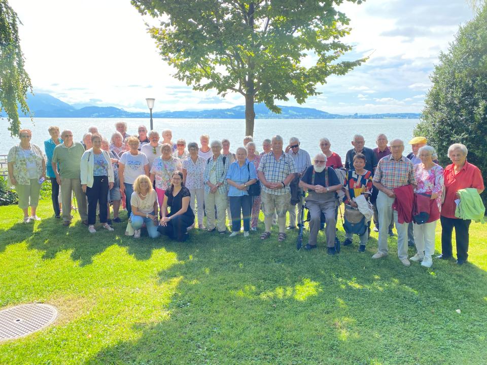 Gruppenfoto aller Teilnehmer-innen.j